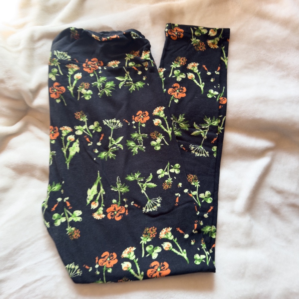 LuLaRoe Tall & Curvy Leggings Black w/ Green Orange Flowers